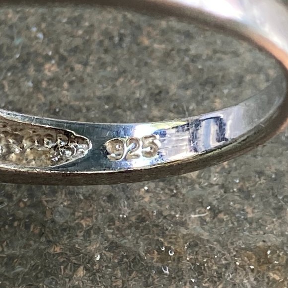 Square onyx on "hugged" sterling silver setting - Picture 10 of 13